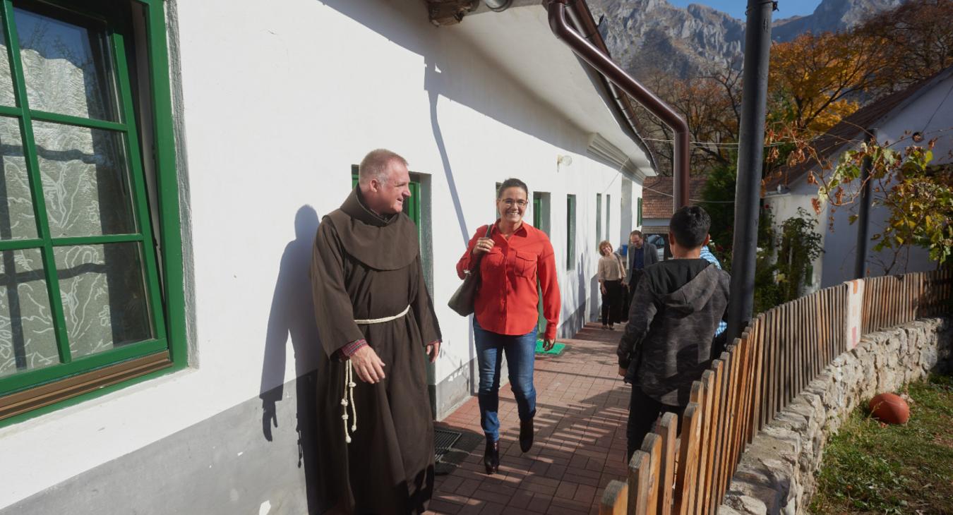 Rászállt a kormánymédia a Böjte Csaba gyermekotthonában zajló abúzust bemutató újságíróra