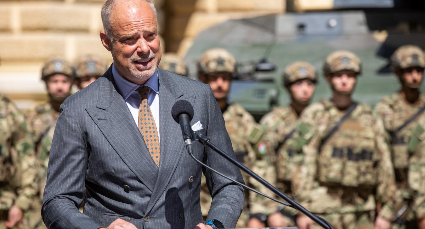 Egyenruhásokat küld Szalay-Bobrovniczky Kristóf a középiskolákba