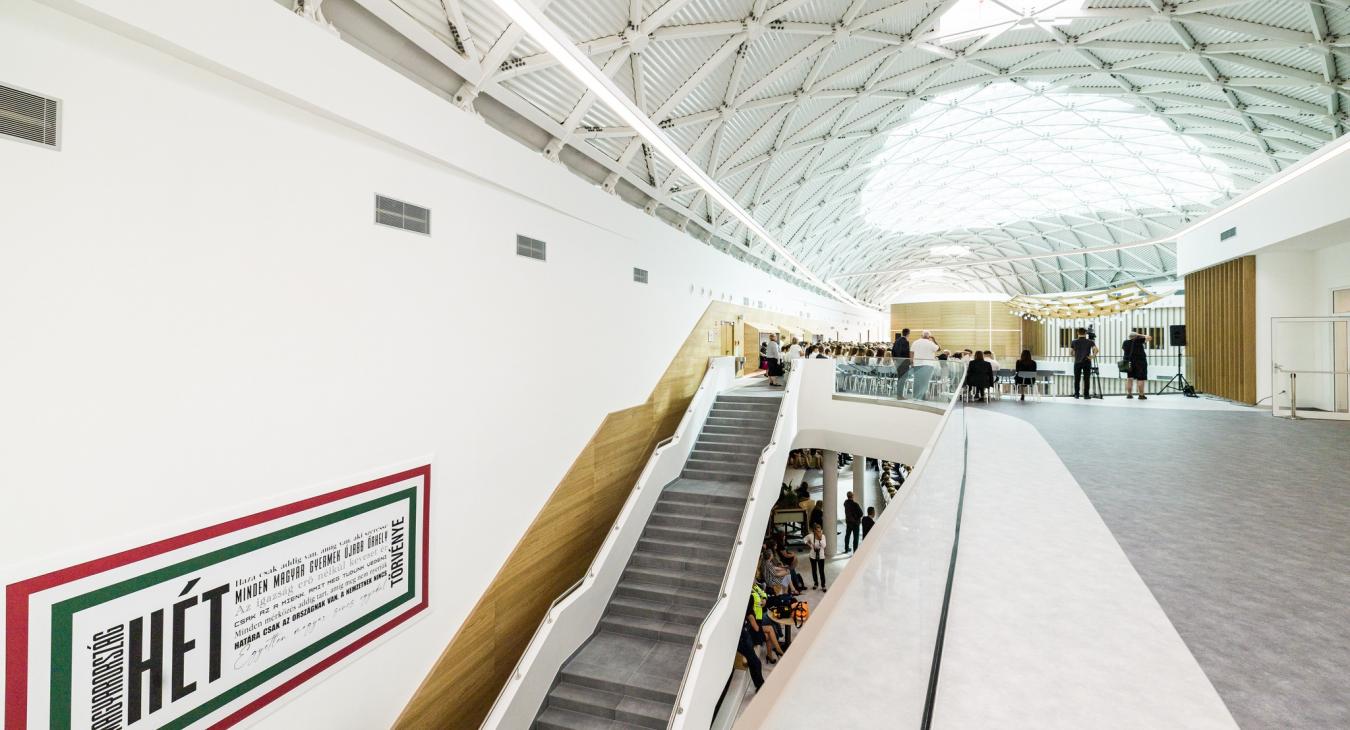 Orbán Viktor bölcsességeit rakták ki egy csepeli gimnázium falára