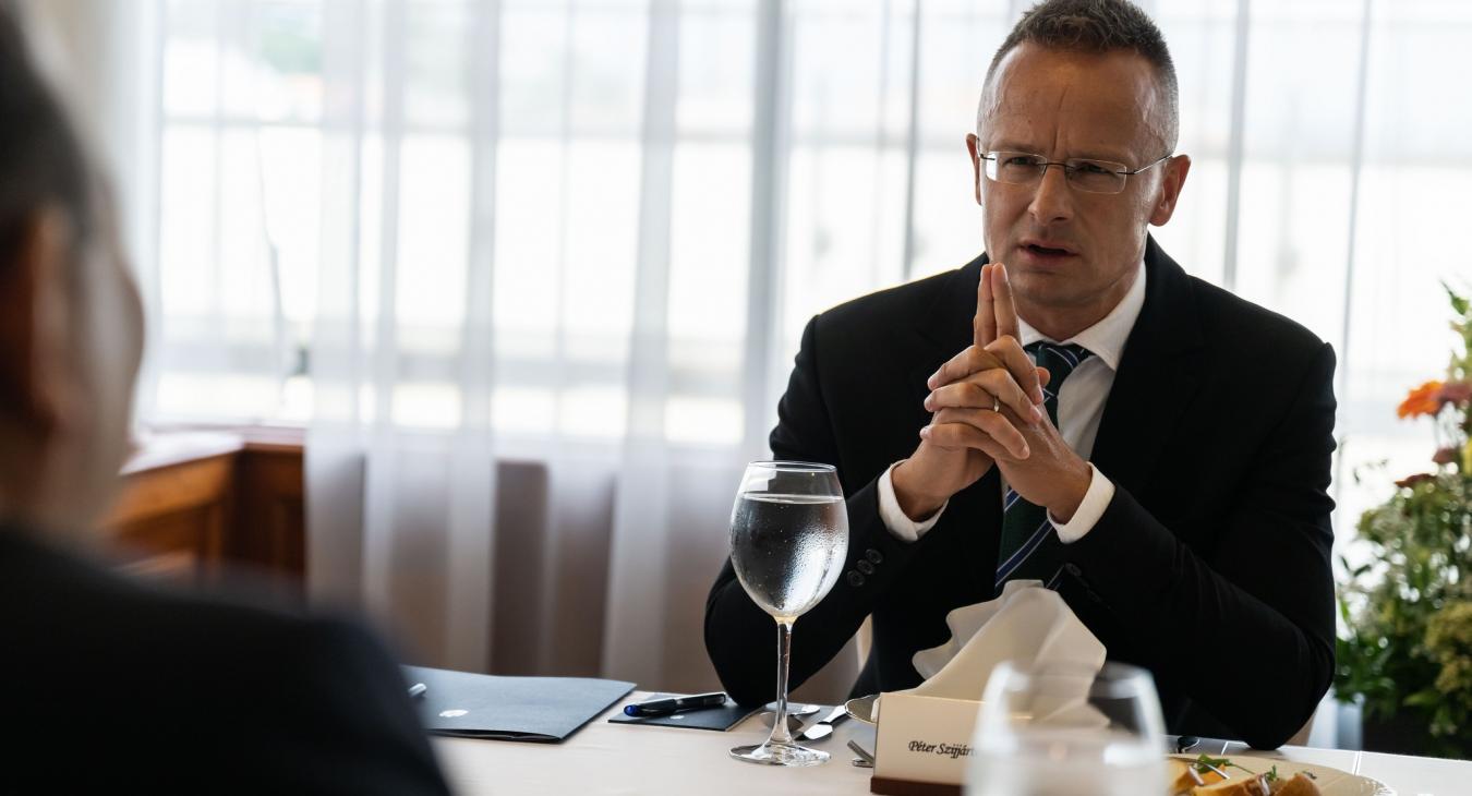 Szijjártó Péter újabb, elektromos-autóipari beruházásra hívta fel a figyelmet