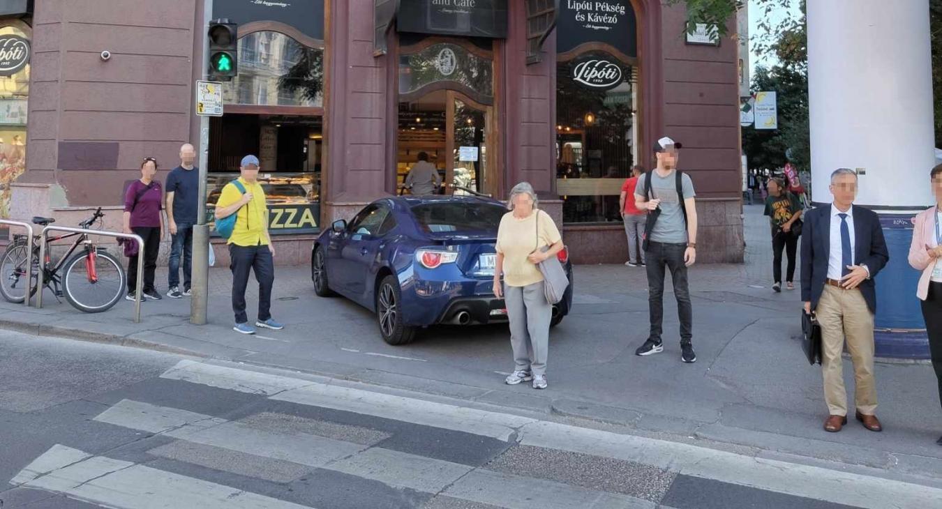Már megint a járdán parkolt Kern András, mielőtt beugrott a pékségbe