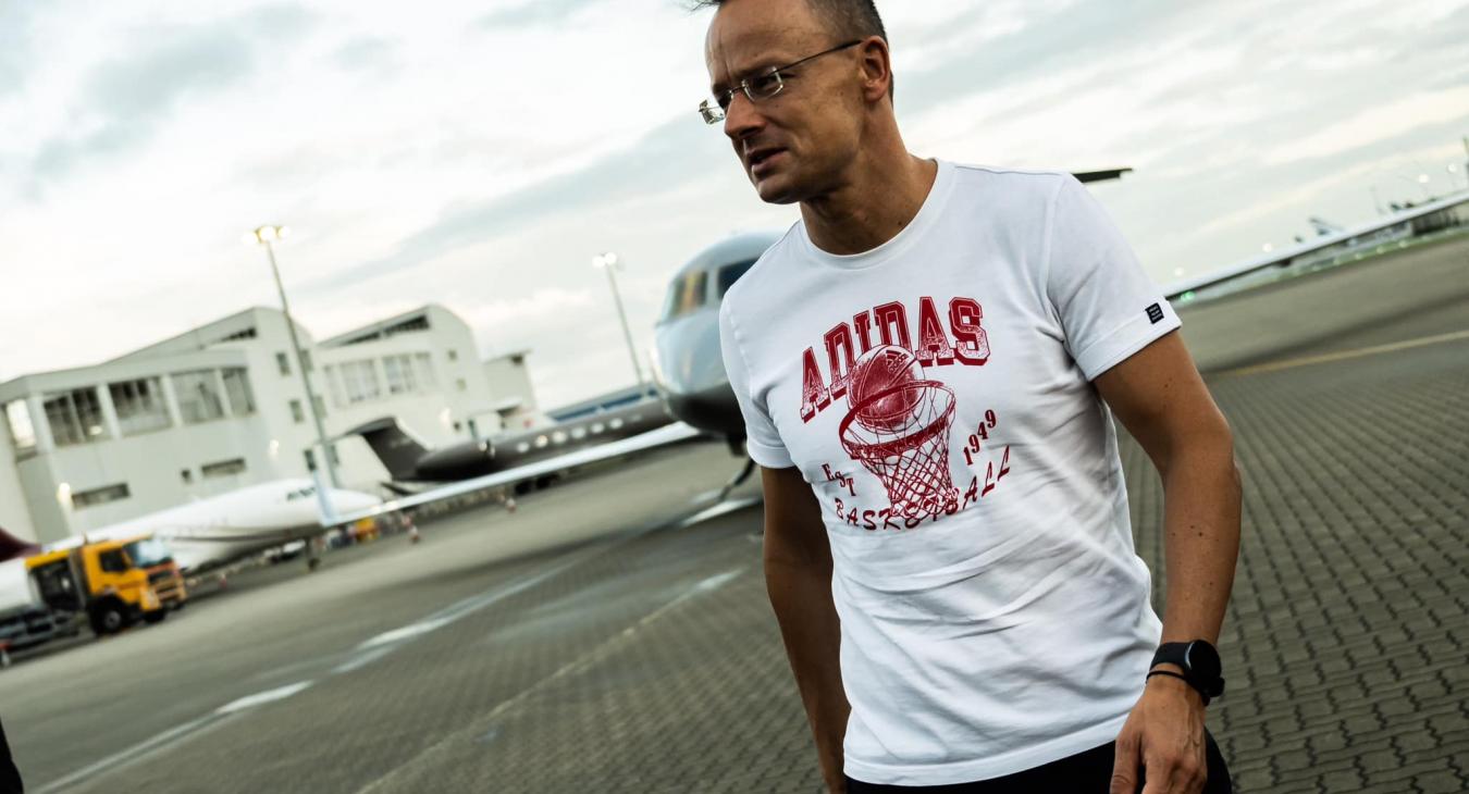 Szijjártó játszósban szól be nagyon lazát az Európai Parlamentnek