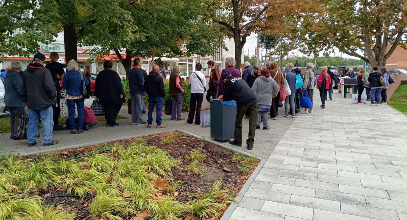 Esőisten kegyes volt a debreceni éhes emberekhez - Ételosztás "kéretlenül" a cívis városban 