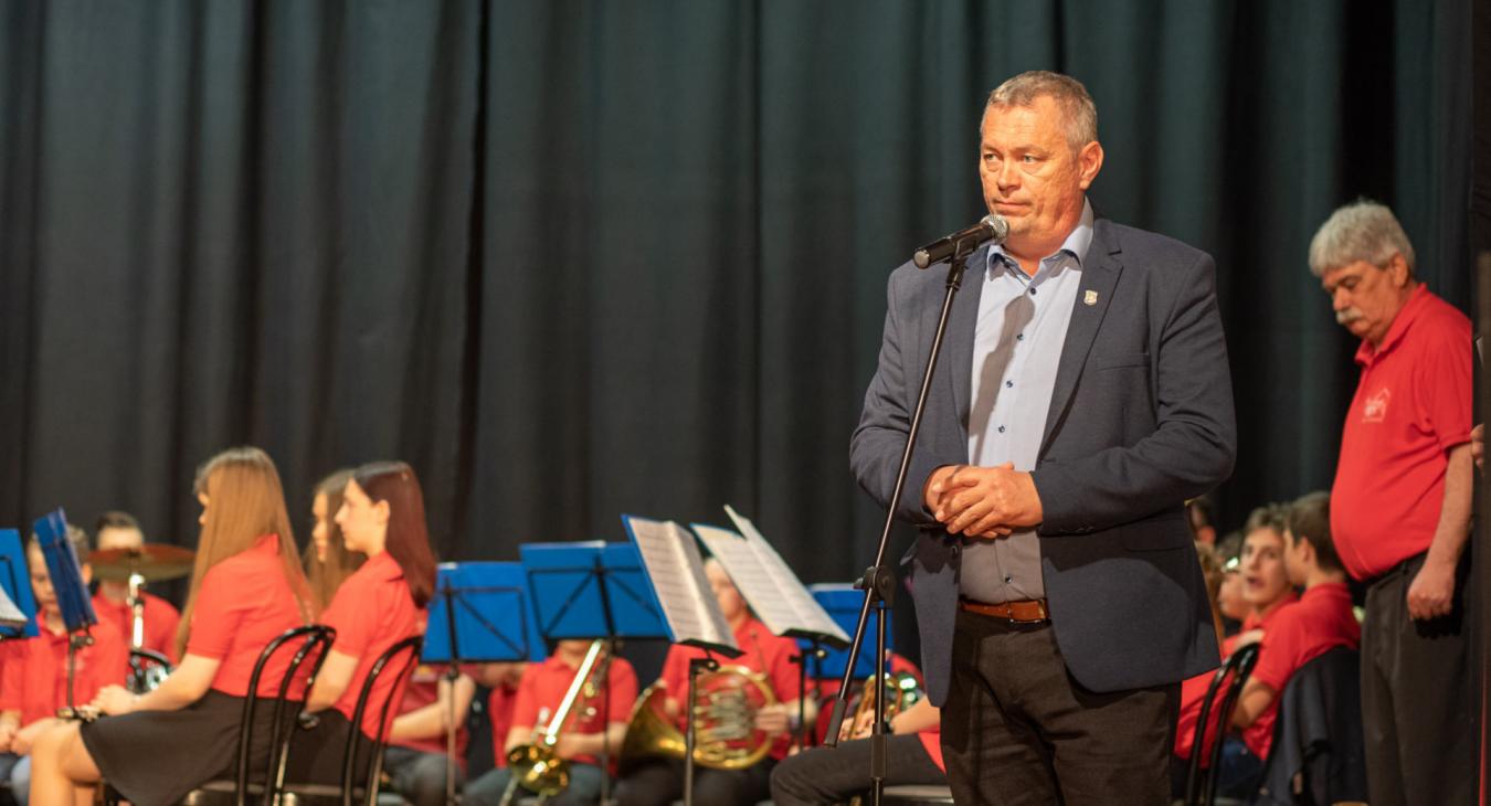 Gazdasági csalás miatt emeltek vádat a pécsváradi polgármester ellen 