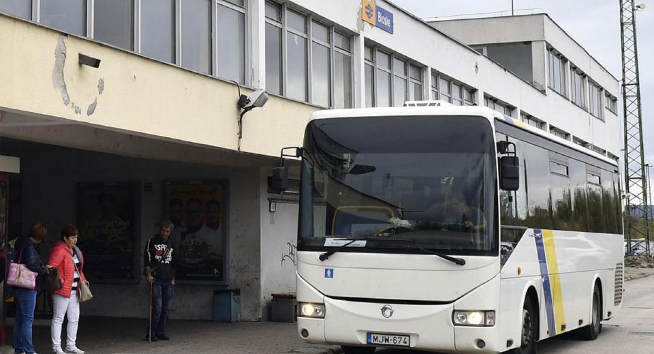 Elhanyagolták az ország legfontosabb vasútvonalát, de az Orbán-bányák kövének átrakodójára jutott 10 milliárd