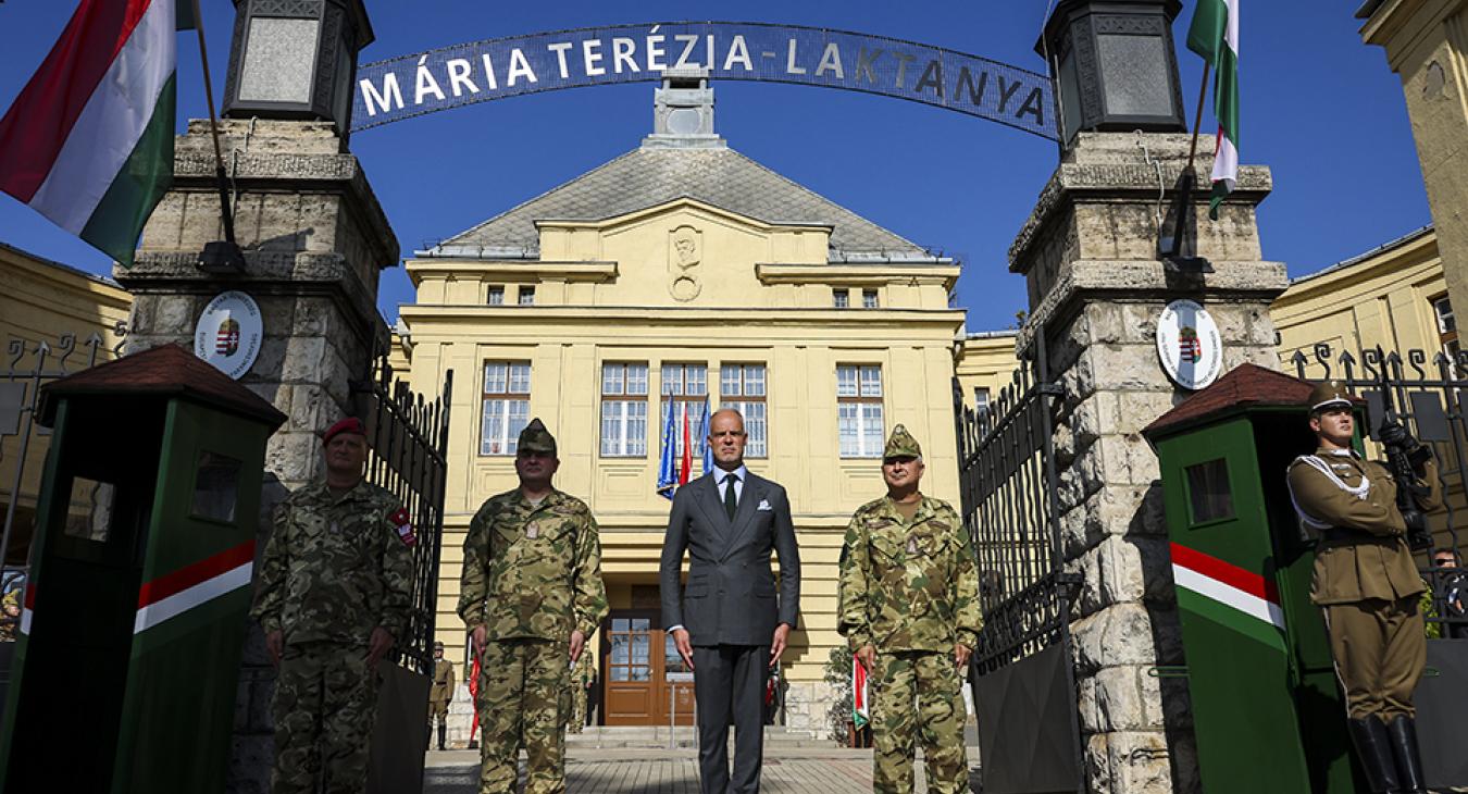  Szalay-Bobrovniczky Kristóf: az anyáknak és feleségeknek üzenünk azzal, hogy átnevezik a budapesti Petőfi laktanyát