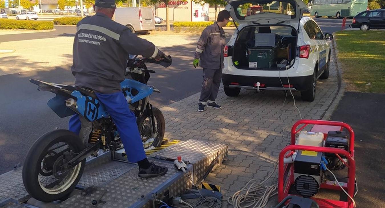 Lecsapnak a rendőrök a robogósokra – nincs menekvés