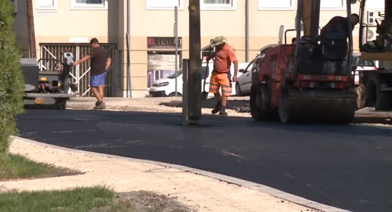 A frissen leaszfaltozott utca közepén hagyták a villanyoszlopokat