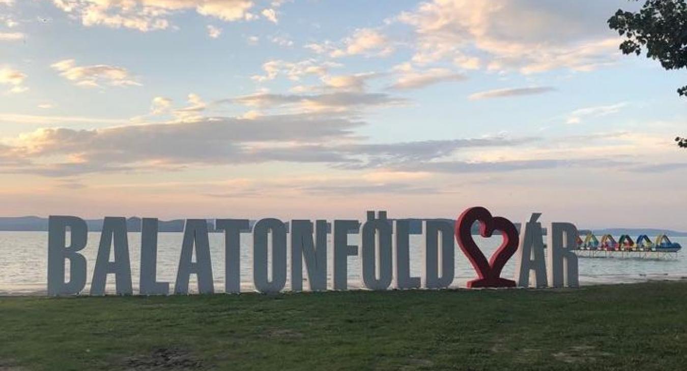 Furcsának tűnő ingatlaneladást ütött nyélbe egy balatoni önkormányzat 