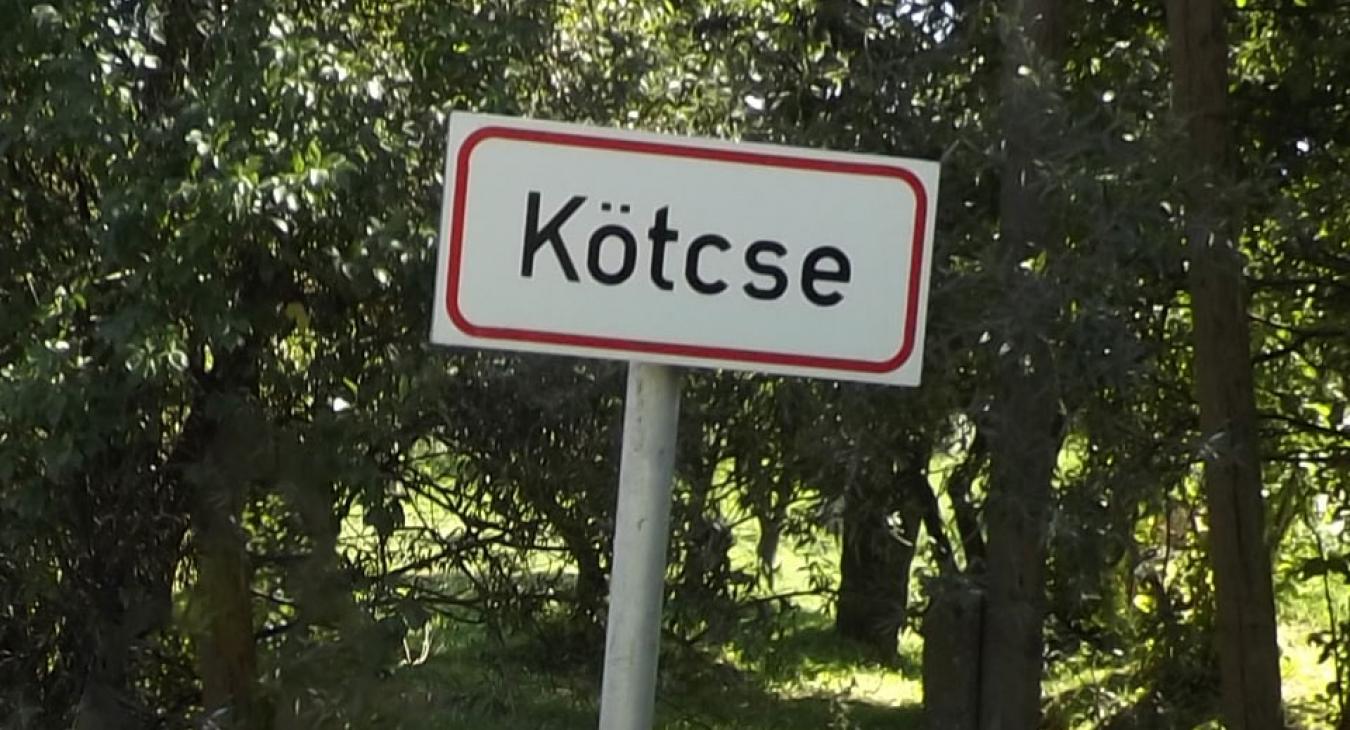 Tüntető civilek várják Orbán Viktort Kötcsén