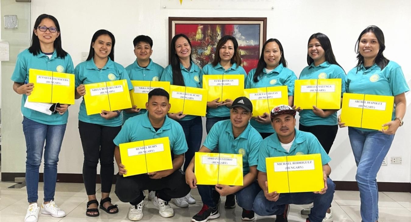 Büszkén mutatják 230 ezres fizetésüket a fülöp-szigeteki vendégmunkások, akik nyakig eladósodtak, hogy Magyarországon dolgozhassanak