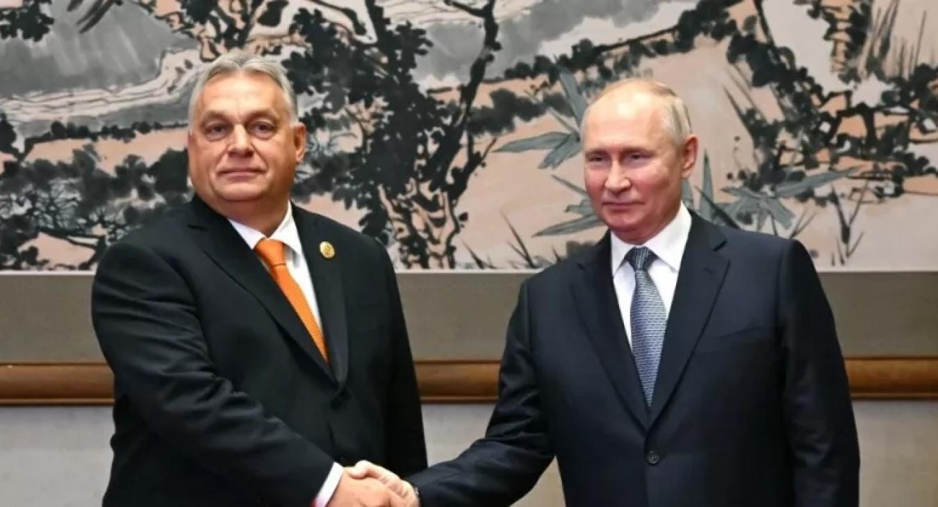 Orbán kezet rázott Putyinnal 