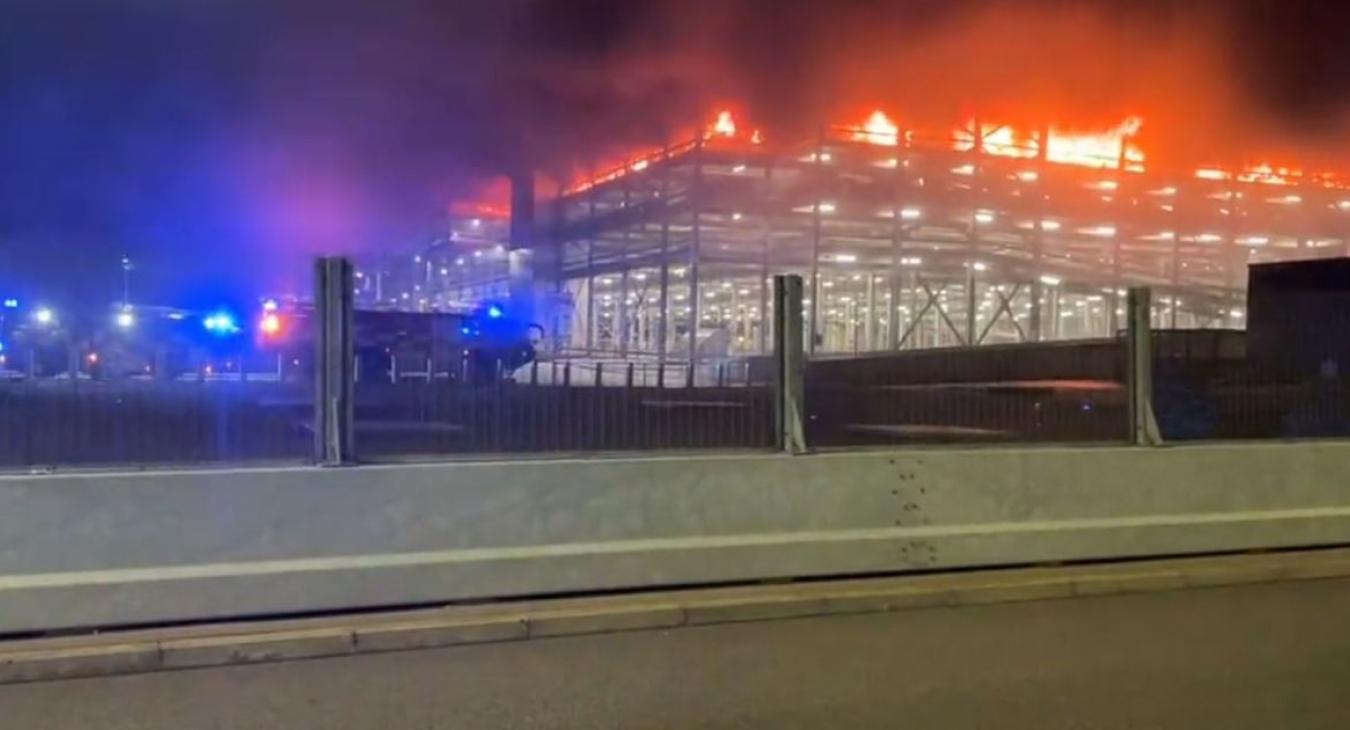 Hatalmas tűz ütött ki a londoni Luton repülőtéren