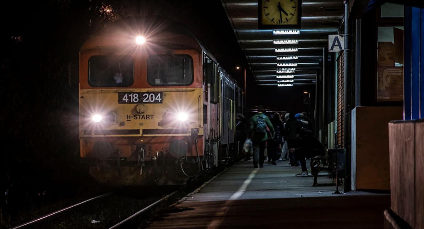 1828 álláshely betöltetlen álláshely és 2023 első felében 6,1 perc az egy vonatra eső késés 