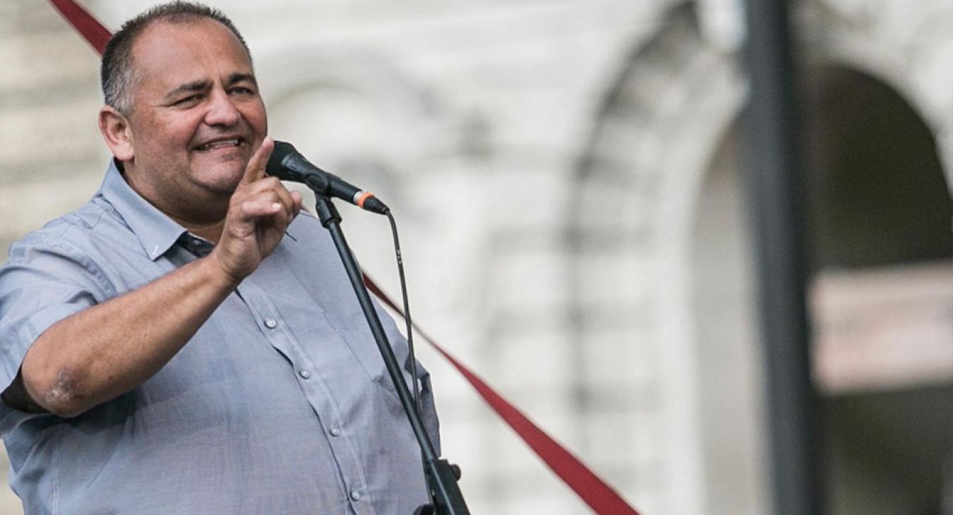 Azért barátkozik Orbán Grófóval meg Győzivel, mert ezen a szinten akarja tartani a romákat