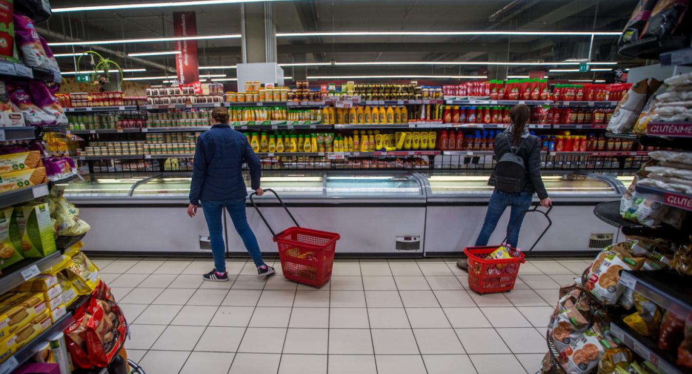 Augusztusban a boltok forgalma zsugorodott, a benzinkutaké beszakadt 