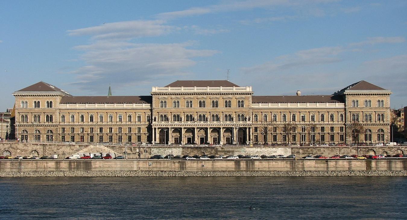 Befolyásos család csemetéje miatt kirúgtak a Corvinusról egy tanárt