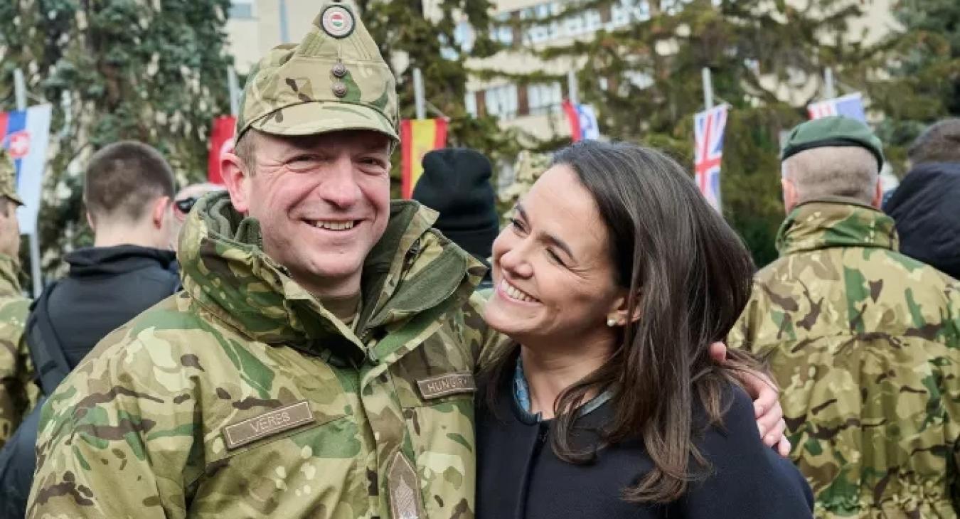 Civil is hordhat ezentúl katonai egyenruhát