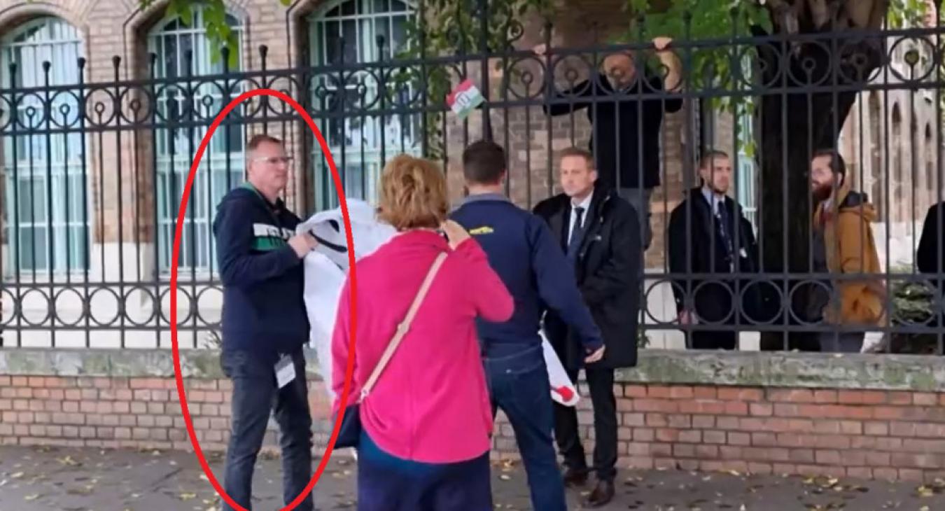 Fideszes képviselő csavarta ki a BME-s oktatók kezéből a molinót az ’56-os megemlékezésen