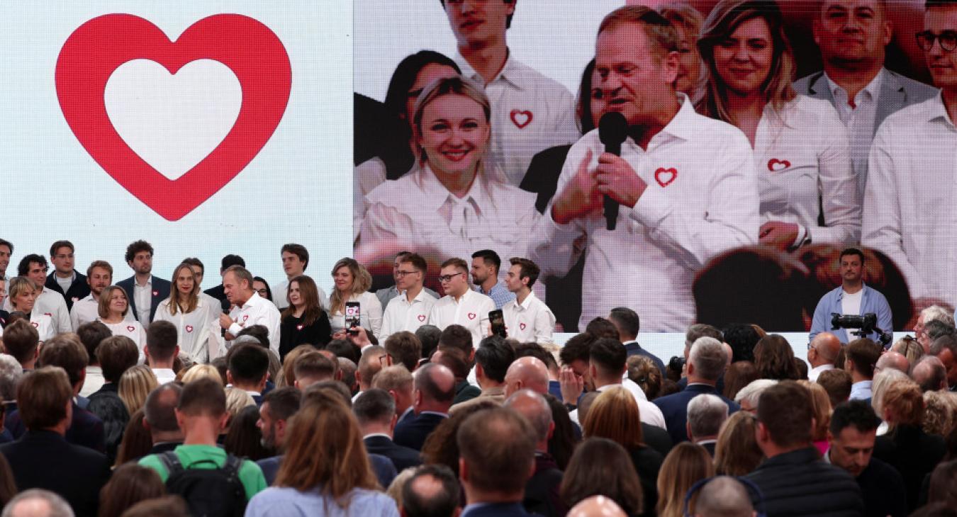 Lengyelországi választások: az első exit poll szerint a Jog és Igazságosság vezet, de összejöhet az ellenzéki koalíció