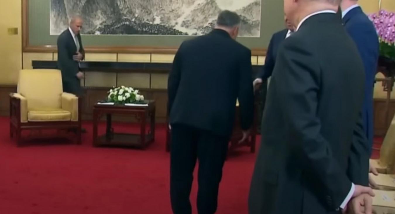 Miért hajolt meg Orbán Viktor Lavrov előtt Pekingben? 