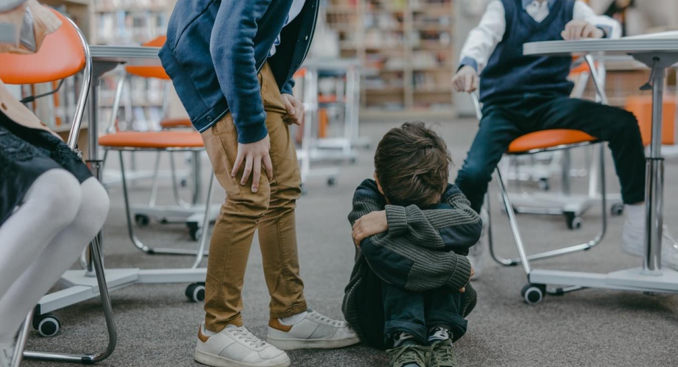 Vádat emeltek két fiatalkorú ellen, akik homokot, kavicsot és füvet tömtek egy fiú szájába