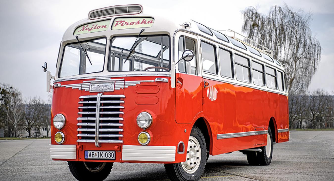 Nejlon Piroska karácsonyi díszbe öltözik 