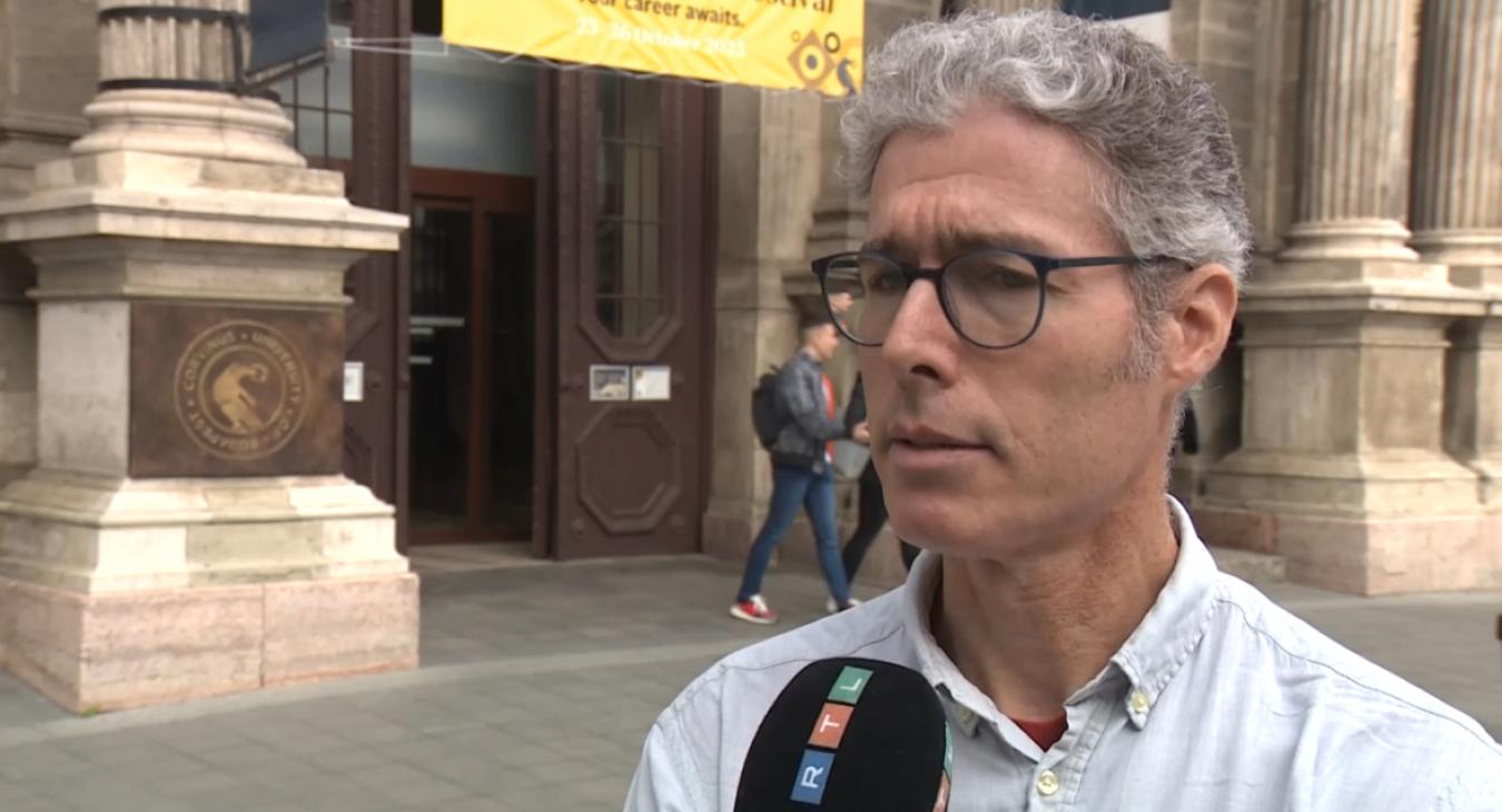 Pert indít a Corvinusról kirúgott oktató, Ádám Zoltán 