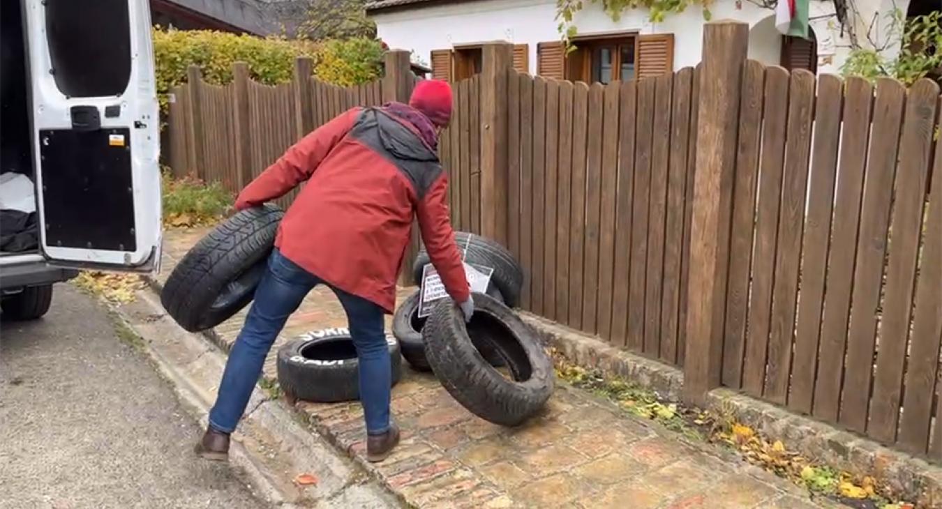 Illegálisan lerkott szemetet raktak le Orbán Viktor felcsúti házának kerítése mellé