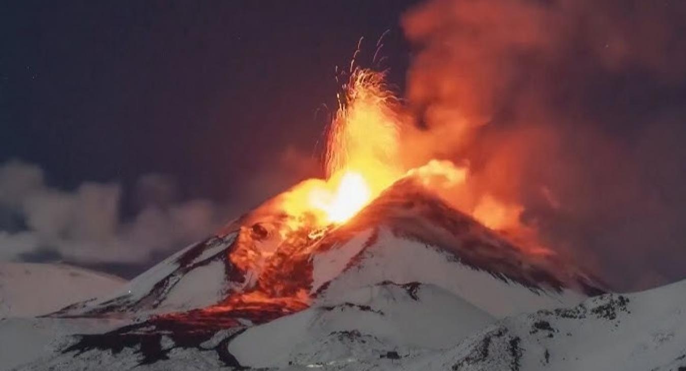 Látványos videón a havas Etna óriási kitörése 