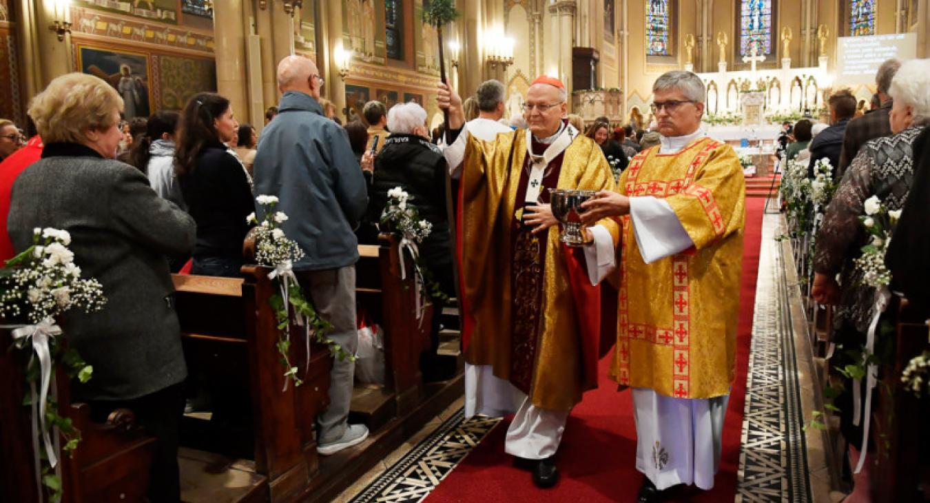 Hogyan éli meg az egyház, hogy csökken a magukat katolikusoknak vallók száma?