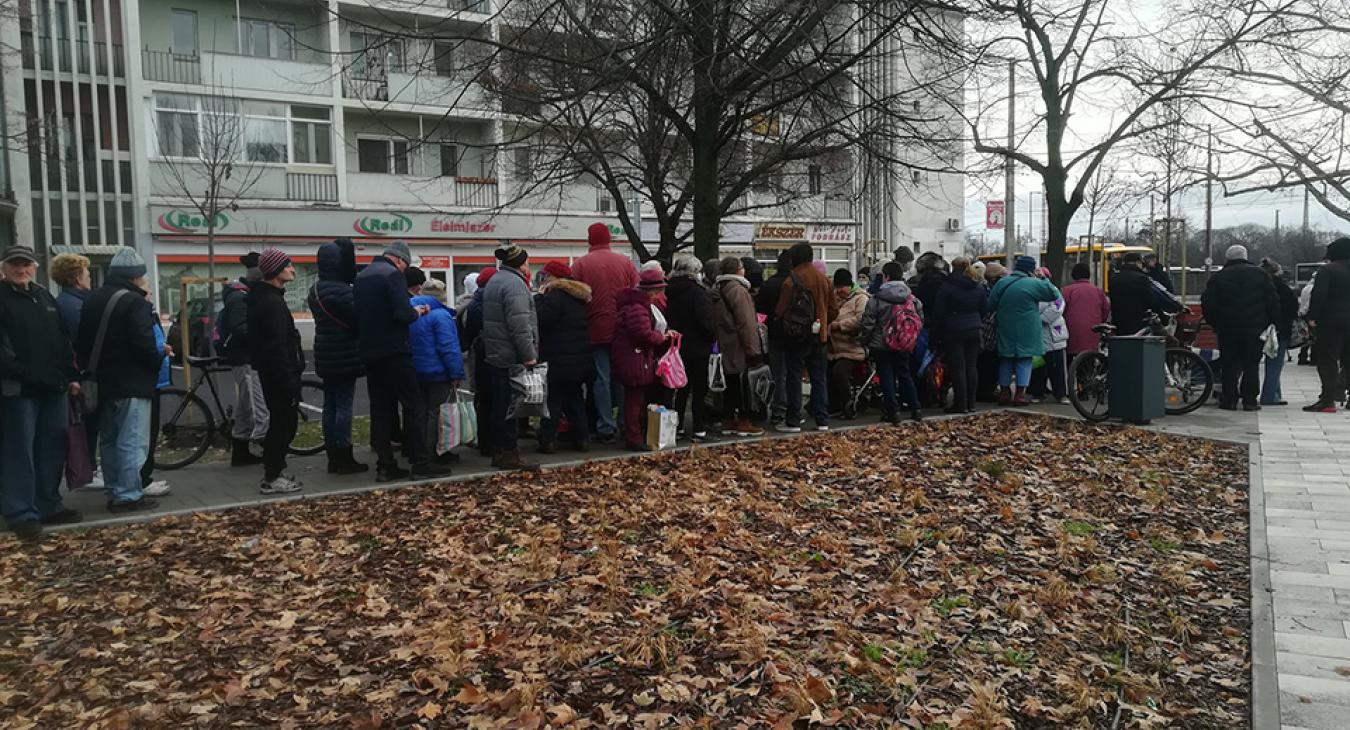 Szegények karácsonya - Ételosztás december 26-án "kéretlenül" Debrecenben