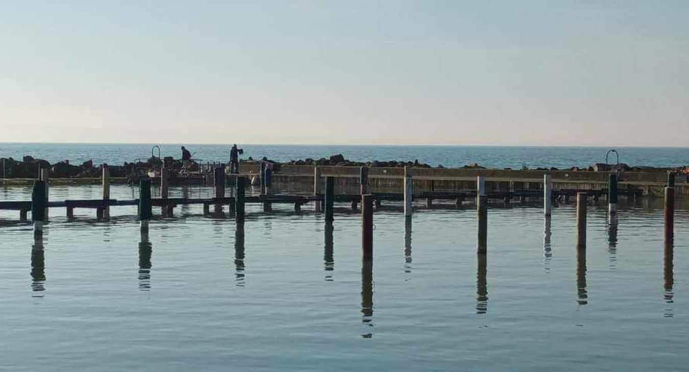 Megfestették a Balaton vizét