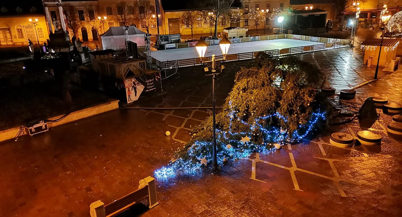 Kettétörte a szél Esztergom karácsonyfáját