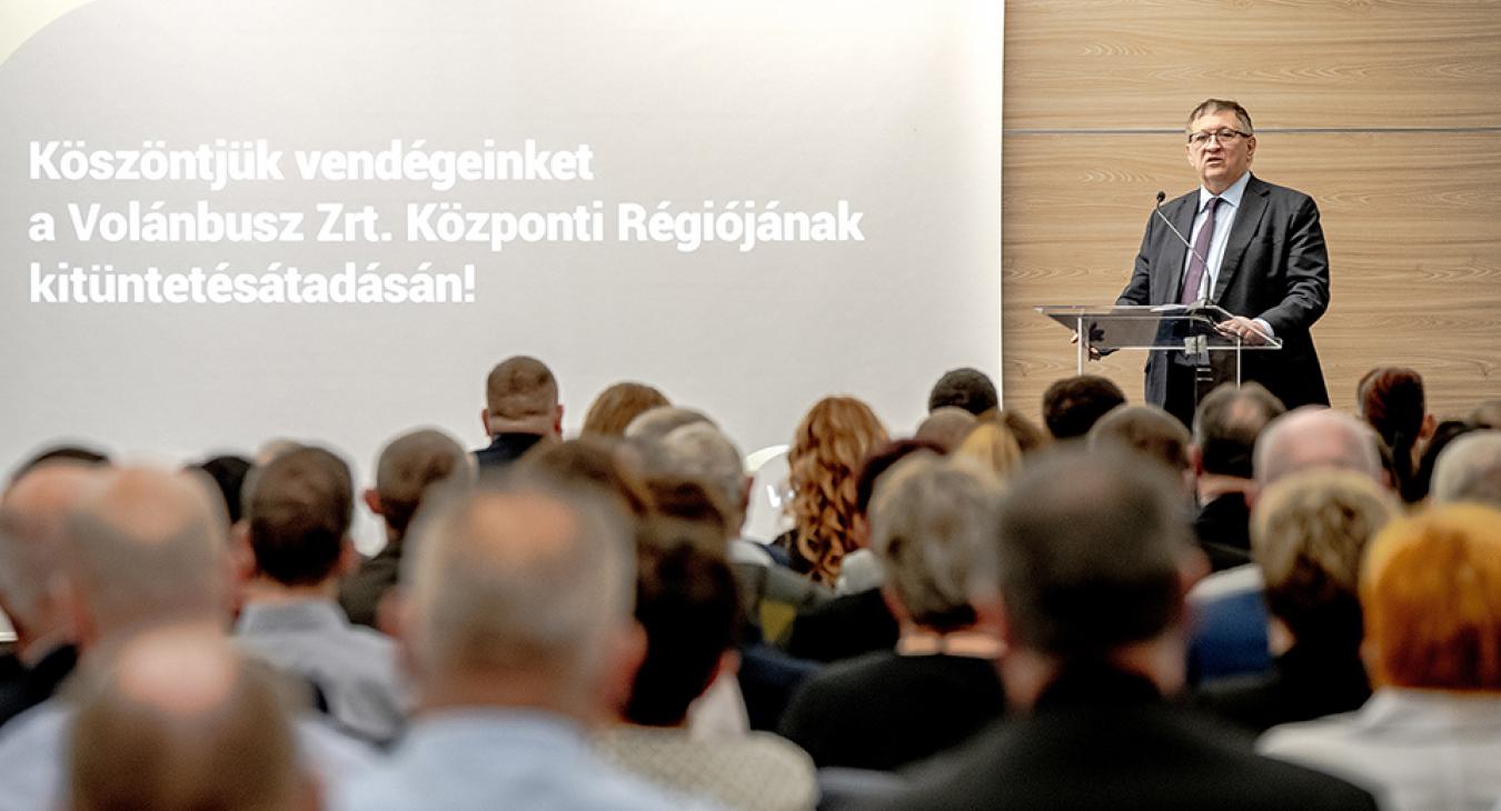 Kitüntetett autóbusz-vezetők, akik kilencezerszer kerülték meg a Földet – baleset nélkül 