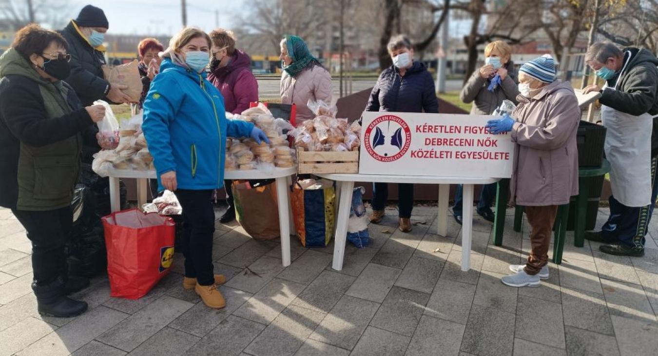 "Aki szegény, az a legszegényebb" - karácsonyi ételosztás "kéretlenül" Debrecenben 