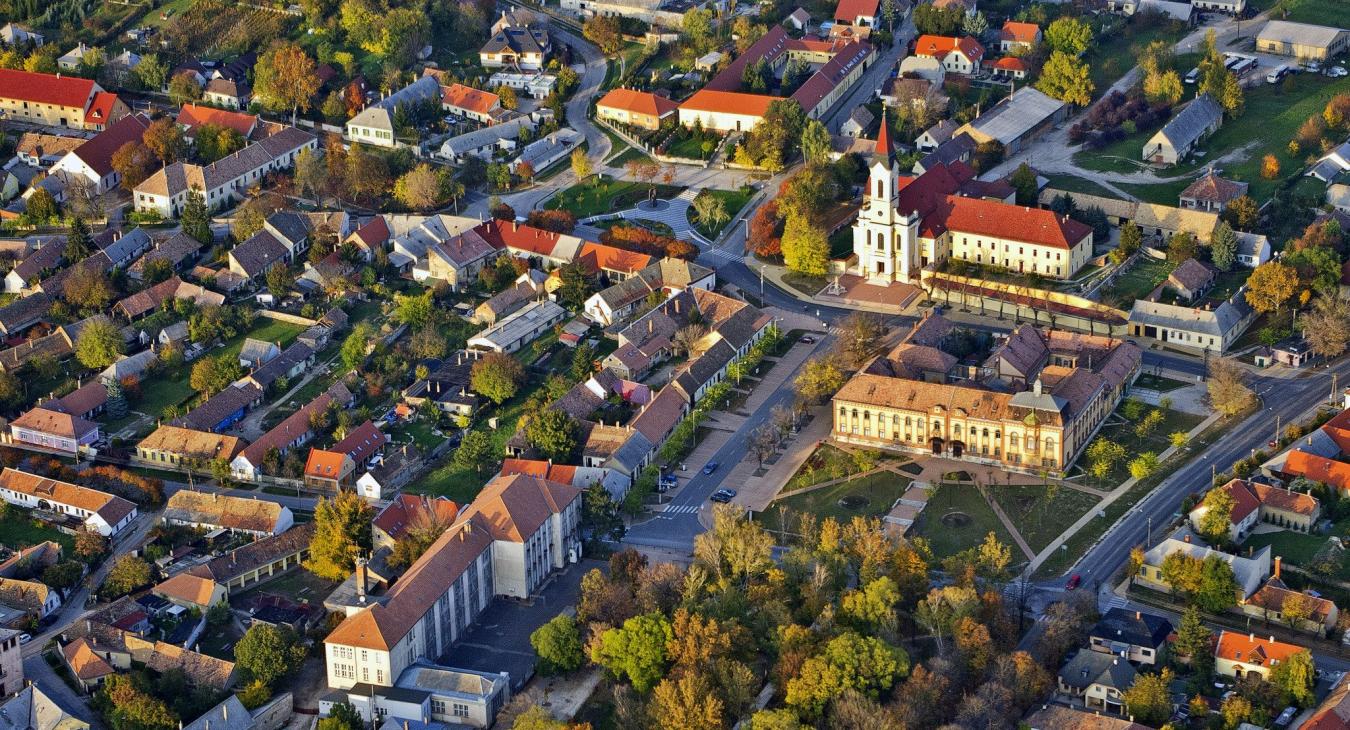 Felerészben ingyenes uniós támogatásból újul meg Mór központja 