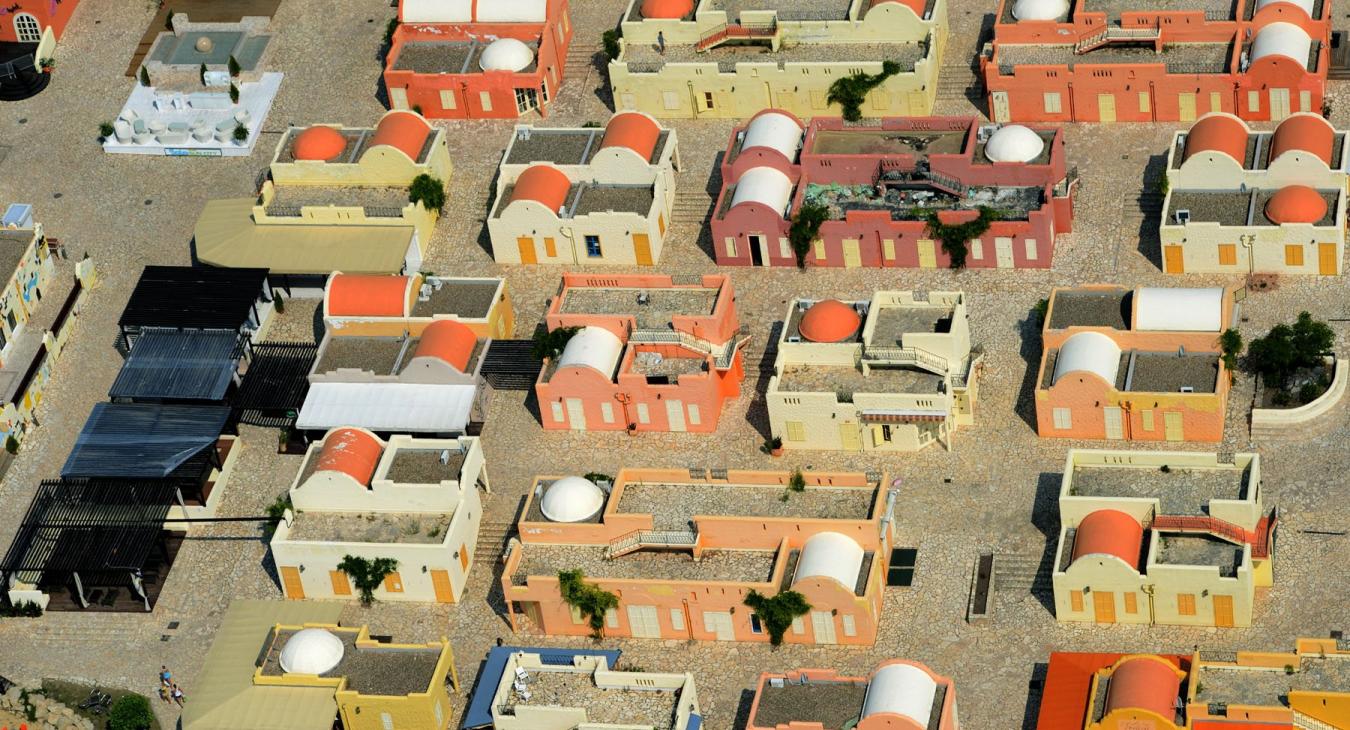 670 millió forintba került Balatonfürednek a lepusztult görög falu megszerzése