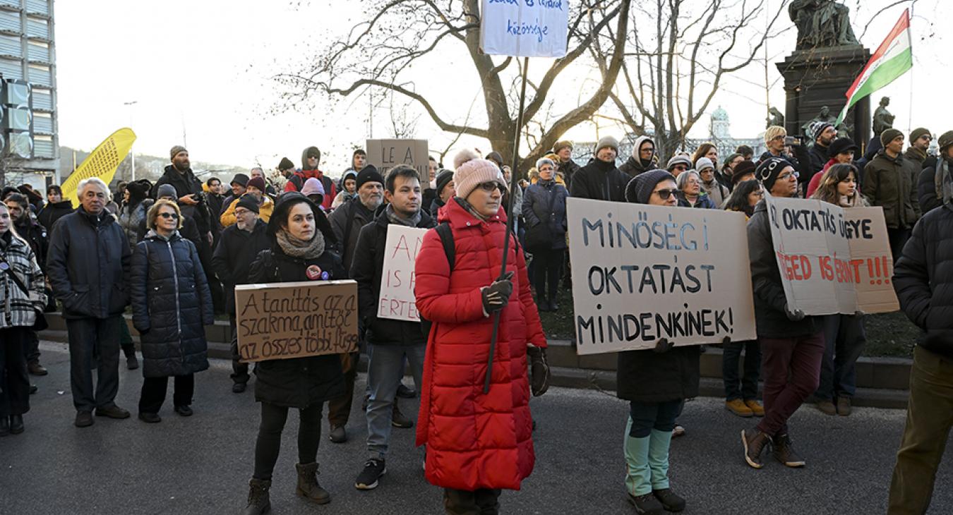 Ismét utcára vonultak a tanárok és diákok, hogy számonkérjék a kormányt 