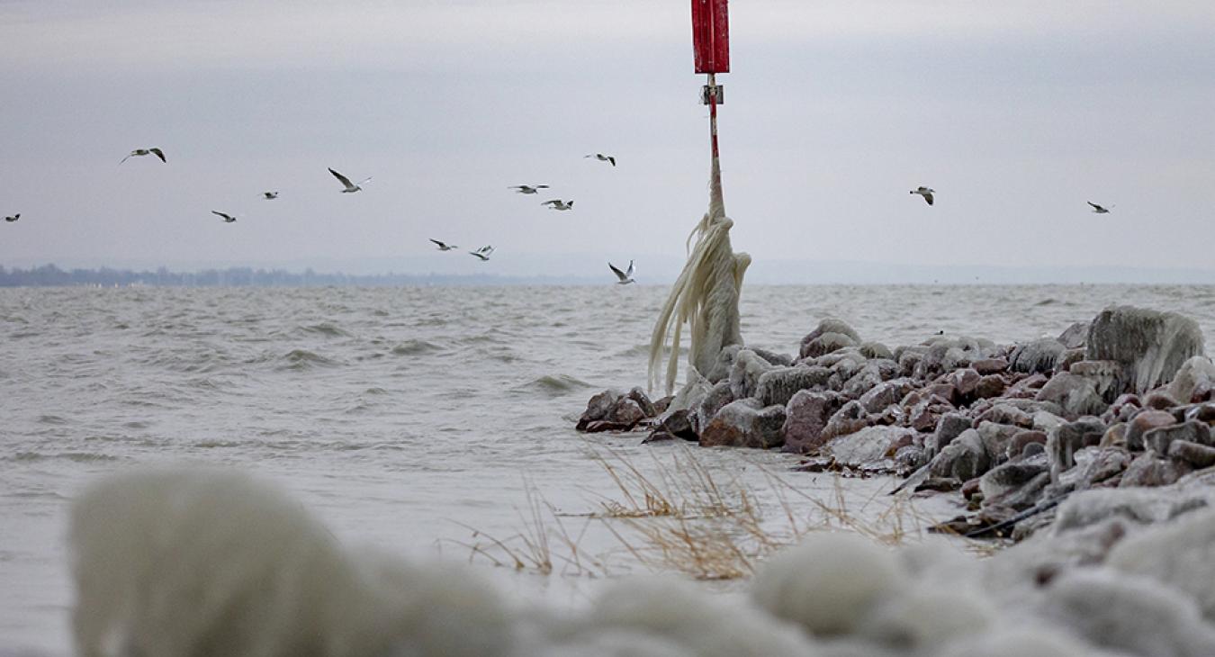 Ne lépjen a Balaton jegére, életveszélyes lehet!