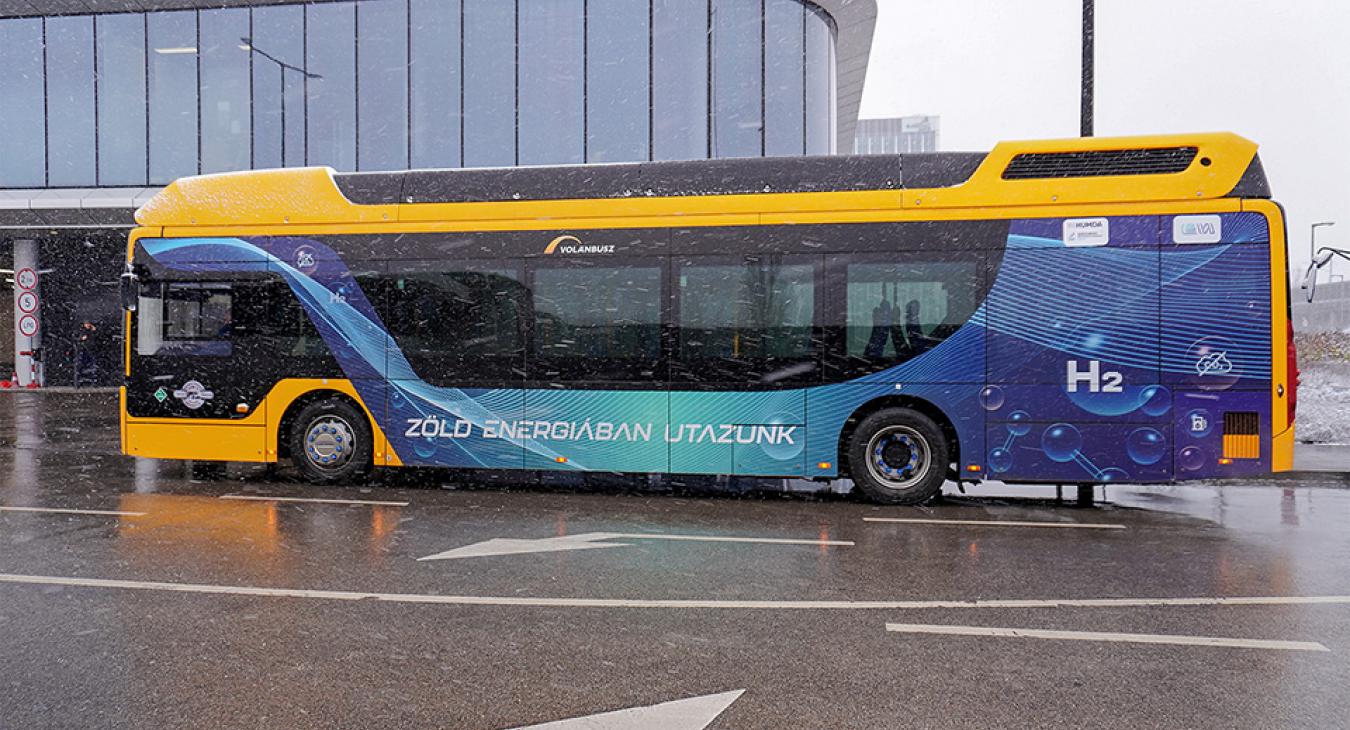 A jövő energiája a főváros vonzáskörzetében: hidrogén-üzemanyagcellás autóbuszt tesztel a HUMDA és a Volánbusz 