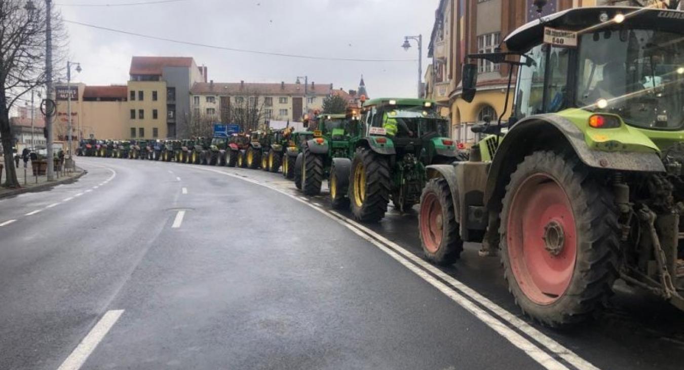 Román gazdák elzártak egy átkelőt, a magyar határon