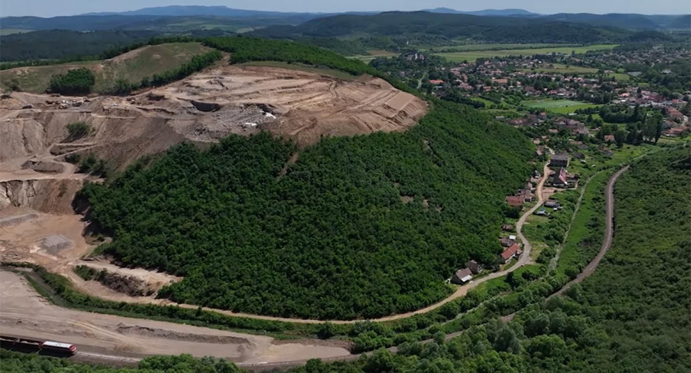 Megkérdezték a kormányt, hogy miért nem zárják be a szabálytalanul működő NER-bányát