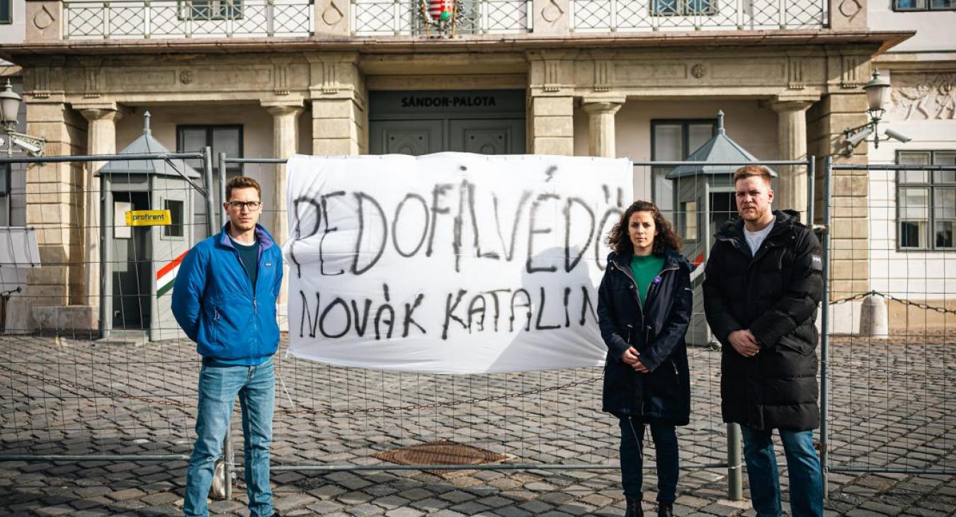 „Pedofilvédő Novák Katalin” - Átvitte a Sándor-palota elé a kordont a Momentum