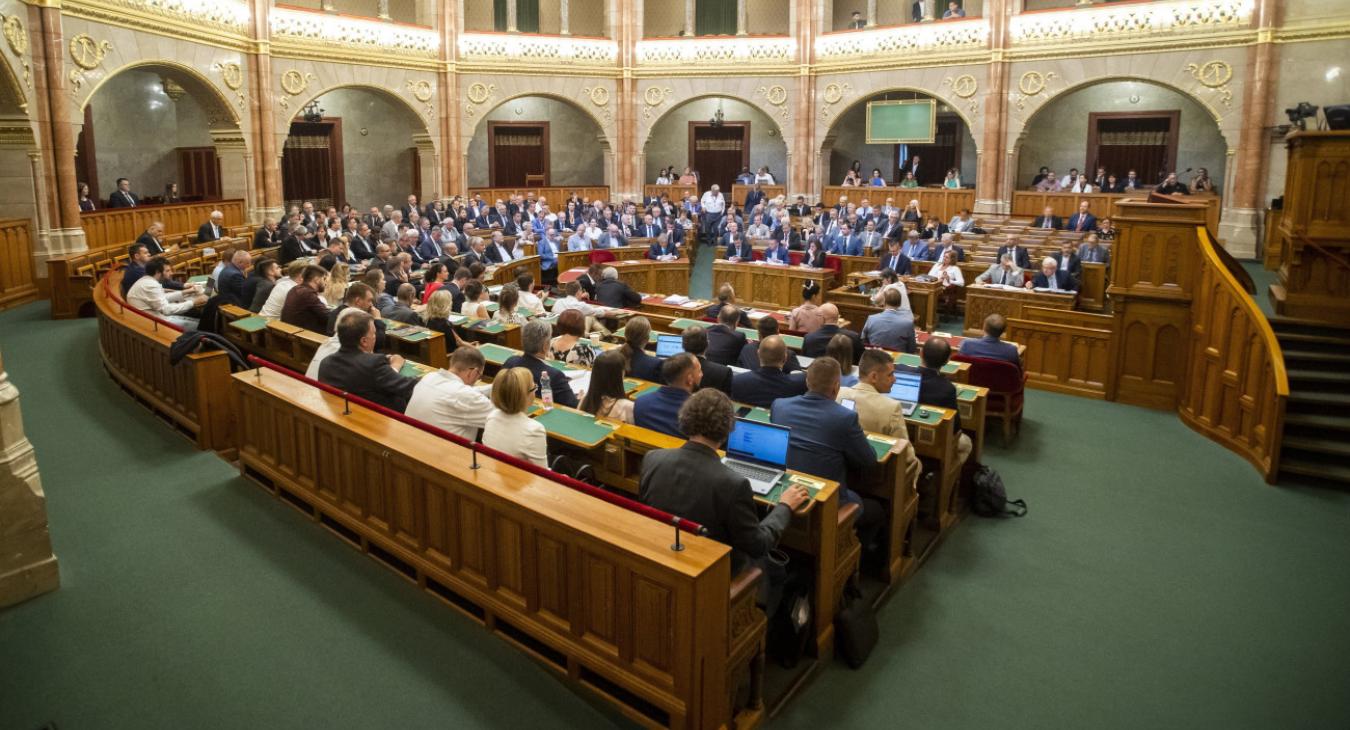 Államfőválasztás előtt az Országgyűlés - eljött a svédek nagy napja is