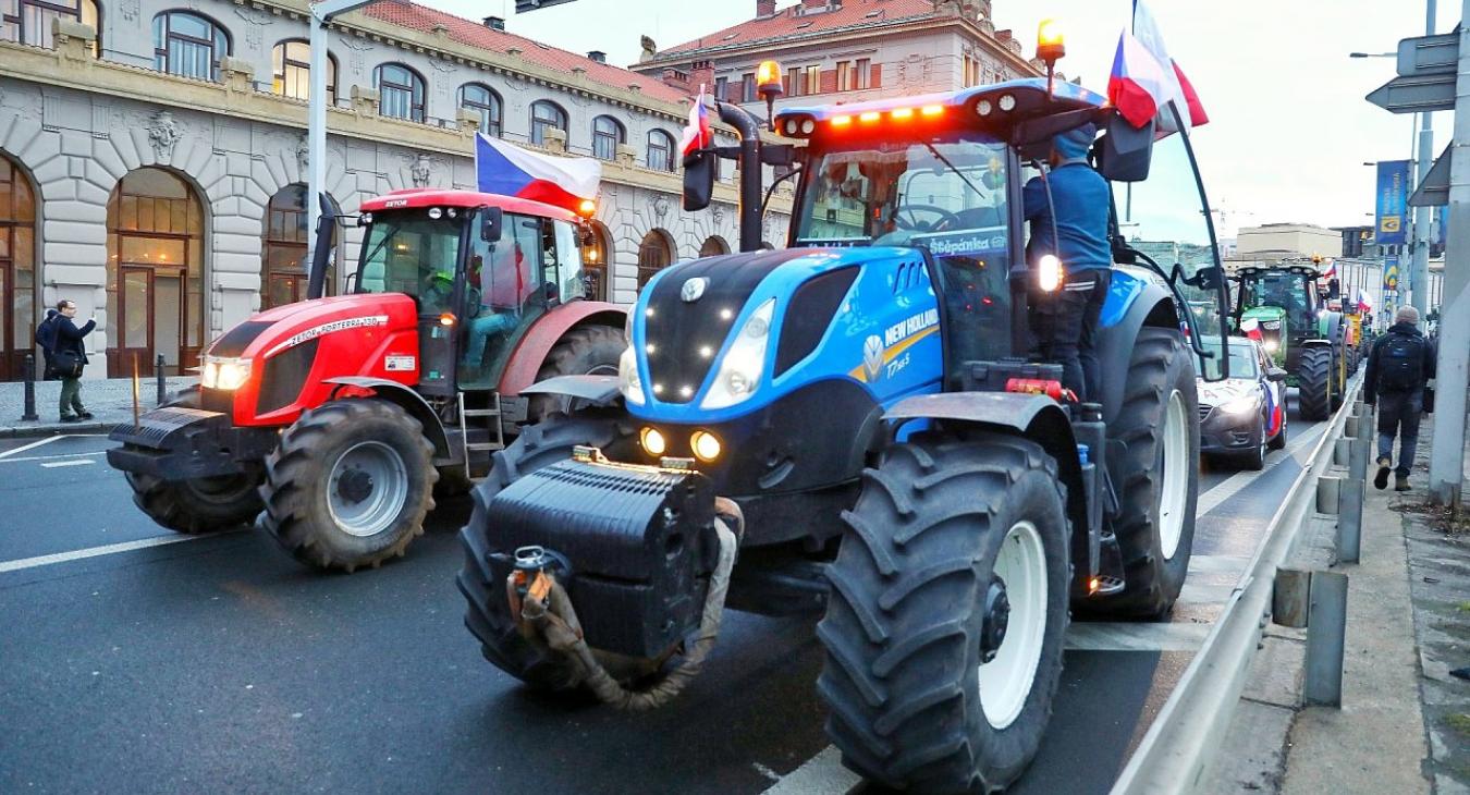 Több száz traktorral Prága belvárosába vonultak a tiltakozó cseh gazdák