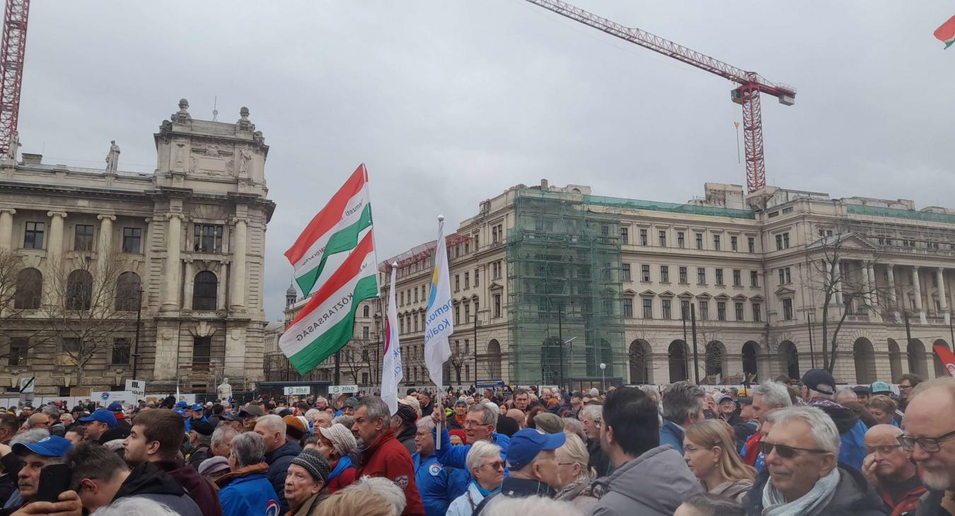 Sokan vannak a Kossuth téren, ellenzéki pártok tüntetnek