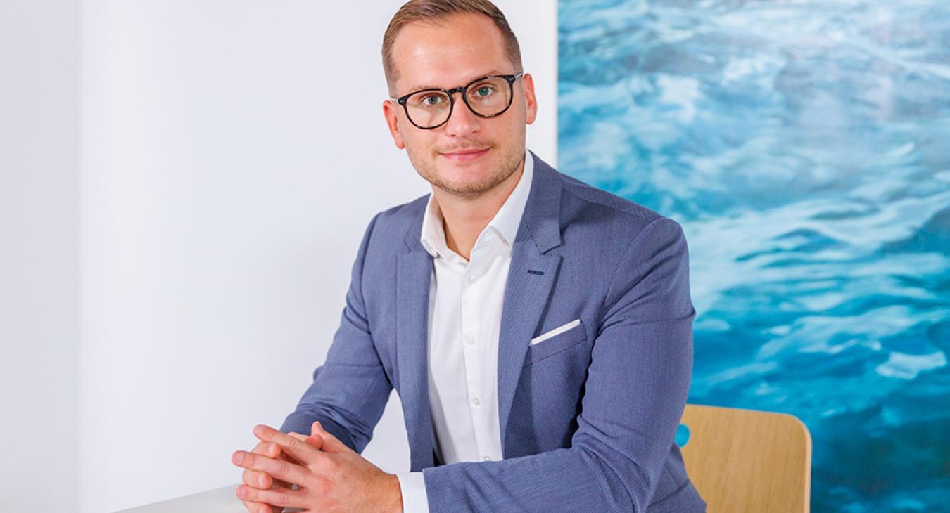 A megafonos Deák Dániel egy azóta törölt mémvideó miatt zördült össze a TheVR-ral 