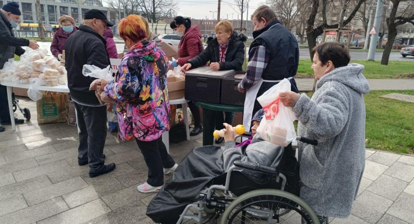 A Nap "kegyelmes" volt az éhezőkhöz --150 vendég a debreceni ételosztáson