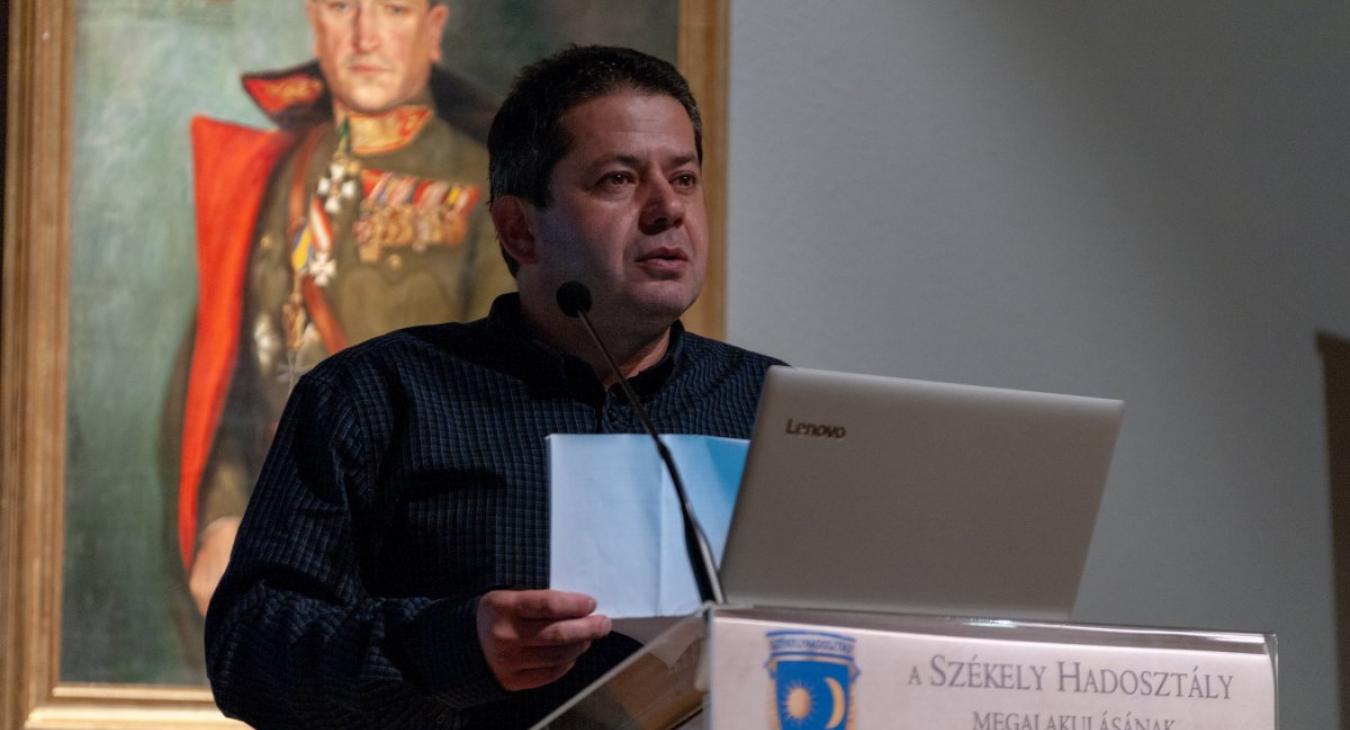 Tanulmányi igazgatóként még mindig kiskorúakkal foglalkozik a szexuális visszaéléssel vádolt csíkszeredai tanár